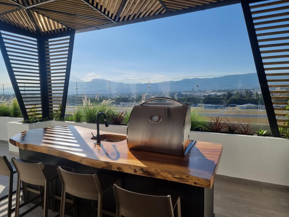 Amazing Volcano Views In Front Of Airport グアテマラシティ エクステリア 写真