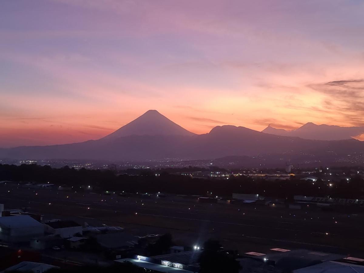 Amazing Volcano Views In Front Of Airport グアテマラシティ エクステリア 写真