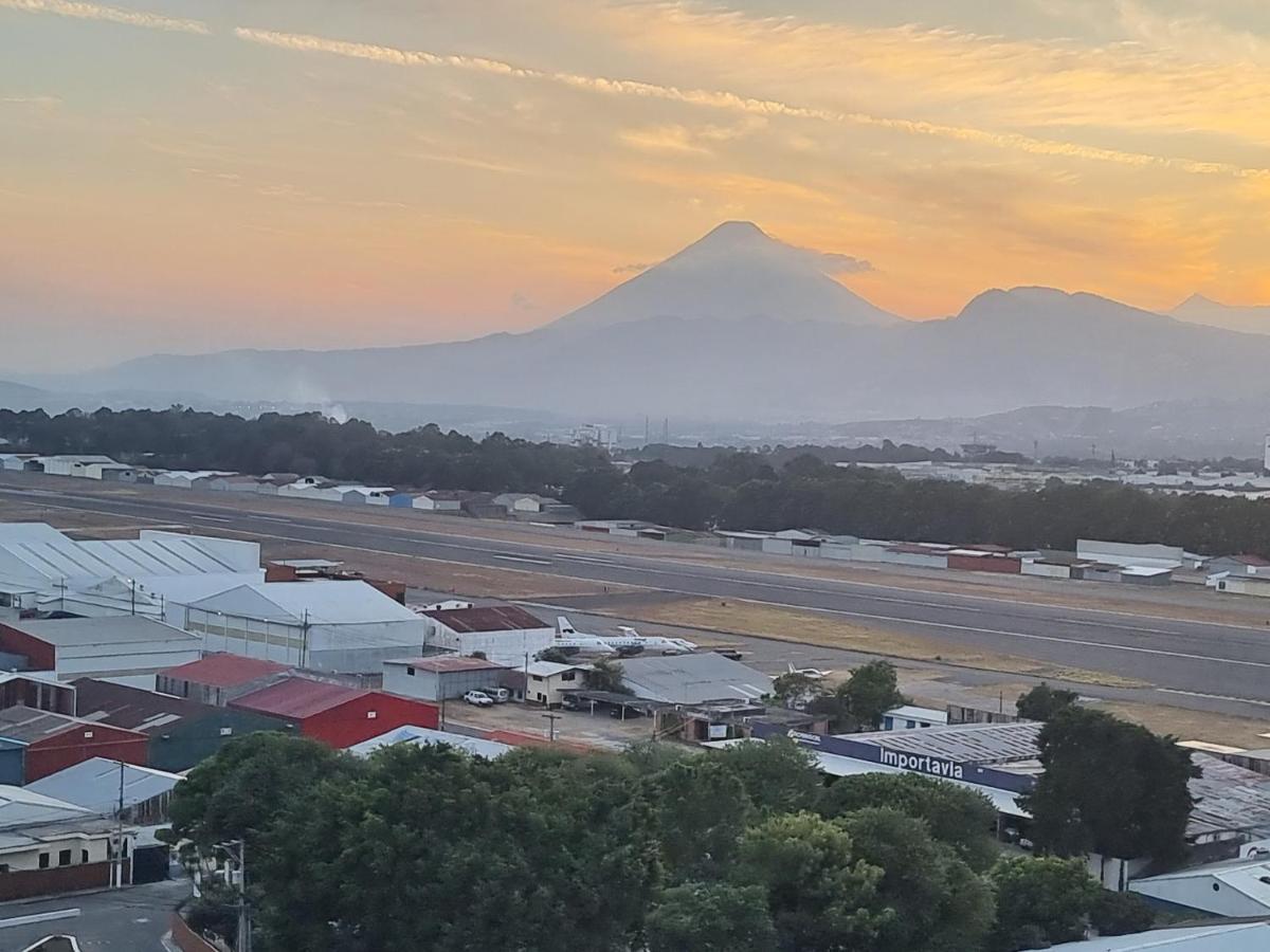 Amazing Volcano Views In Front Of Airport グアテマラシティ エクステリア 写真