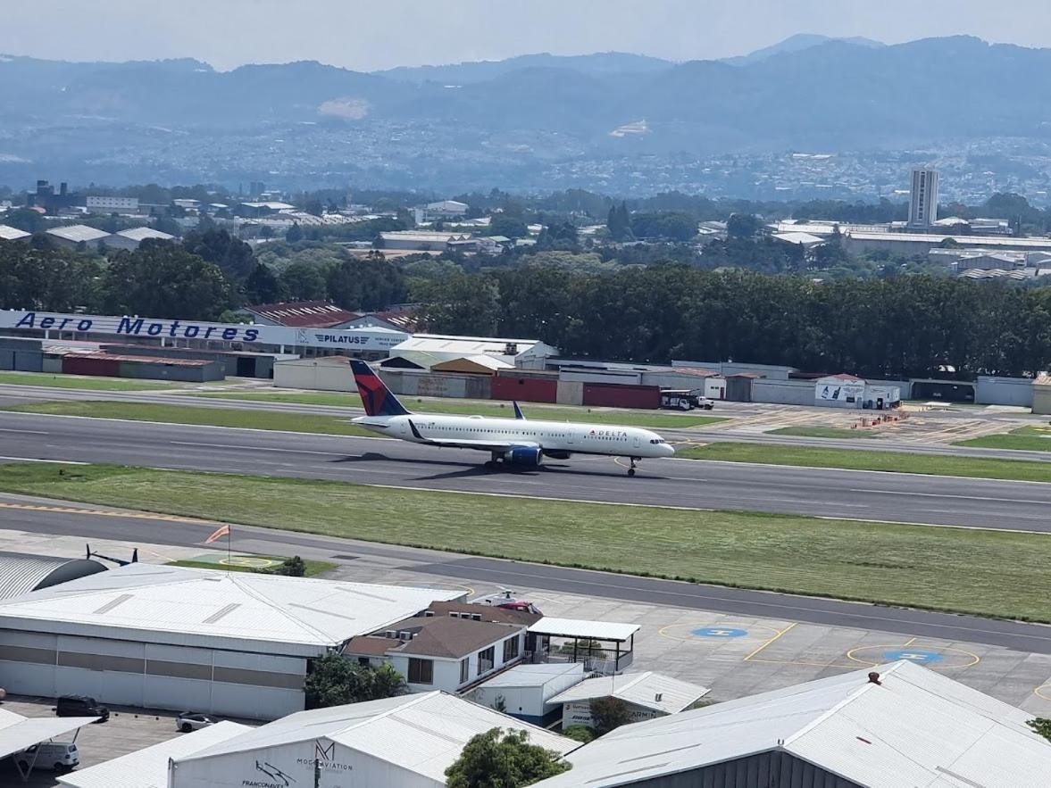 Amazing Volcano Views In Front Of Airport グアテマラシティ エクステリア 写真