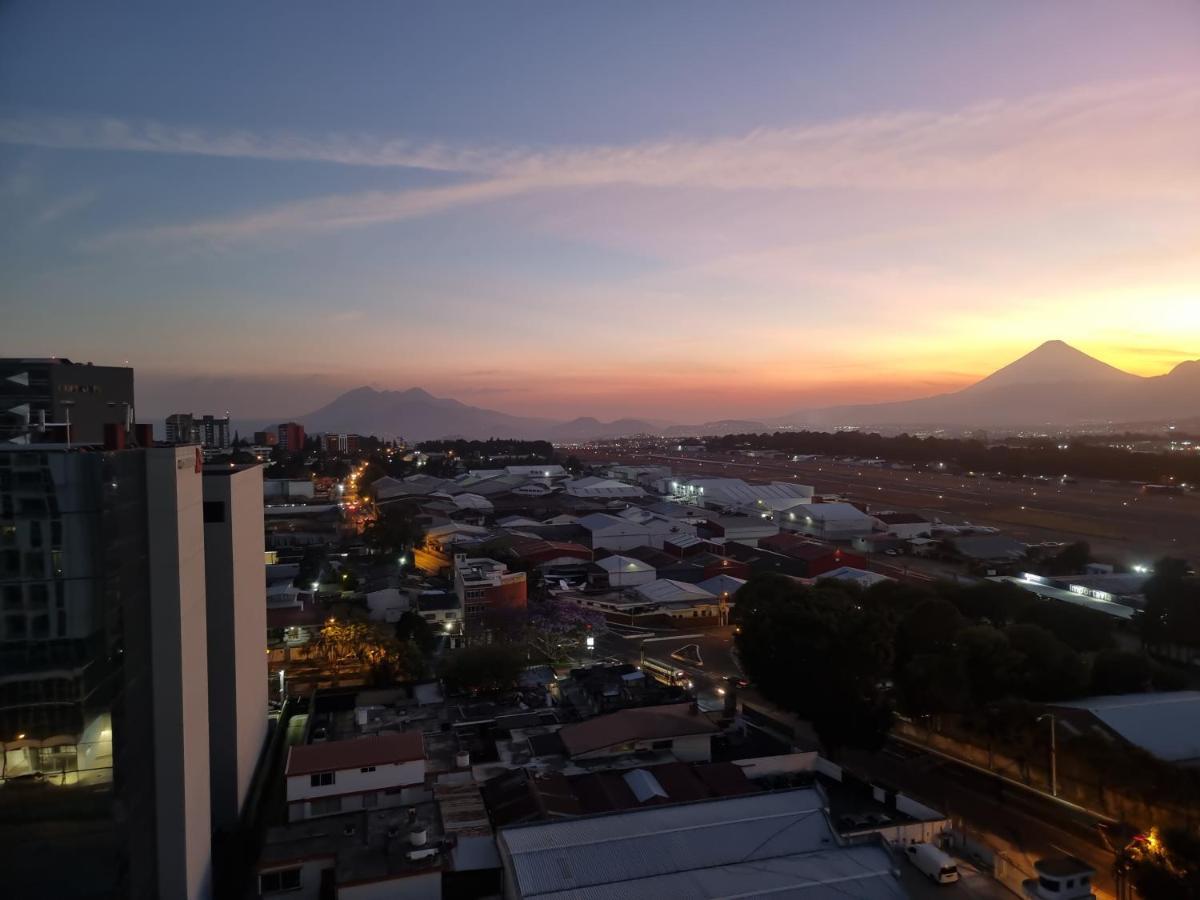 Amazing Volcano Views In Front Of Airport グアテマラシティ エクステリア 写真