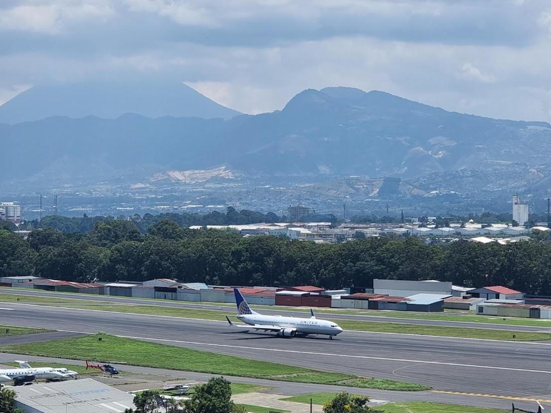 Amazing Volcano Views In Front Of Airport グアテマラシティ エクステリア 写真
