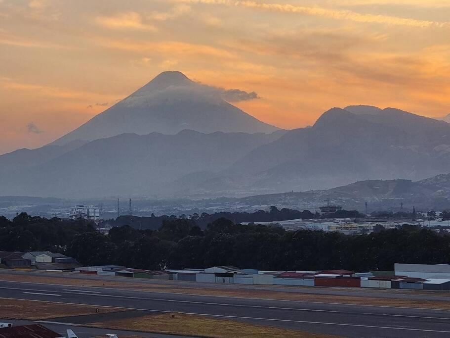 Amazing Volcano Views In Front Of Airport グアテマラシティ エクステリア 写真