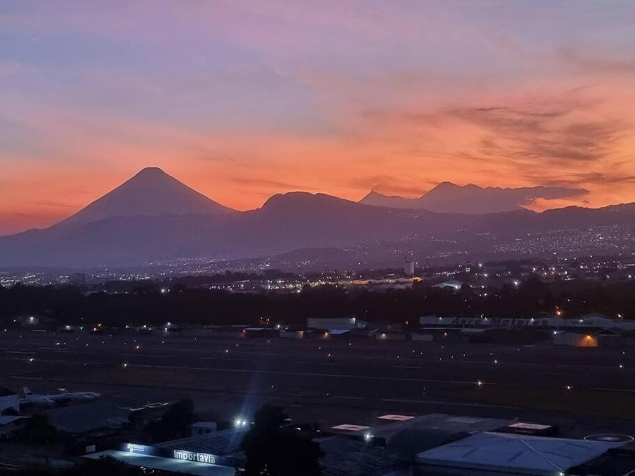 Amazing Volcano Views In Front Of Airport グアテマラシティ エクステリア 写真