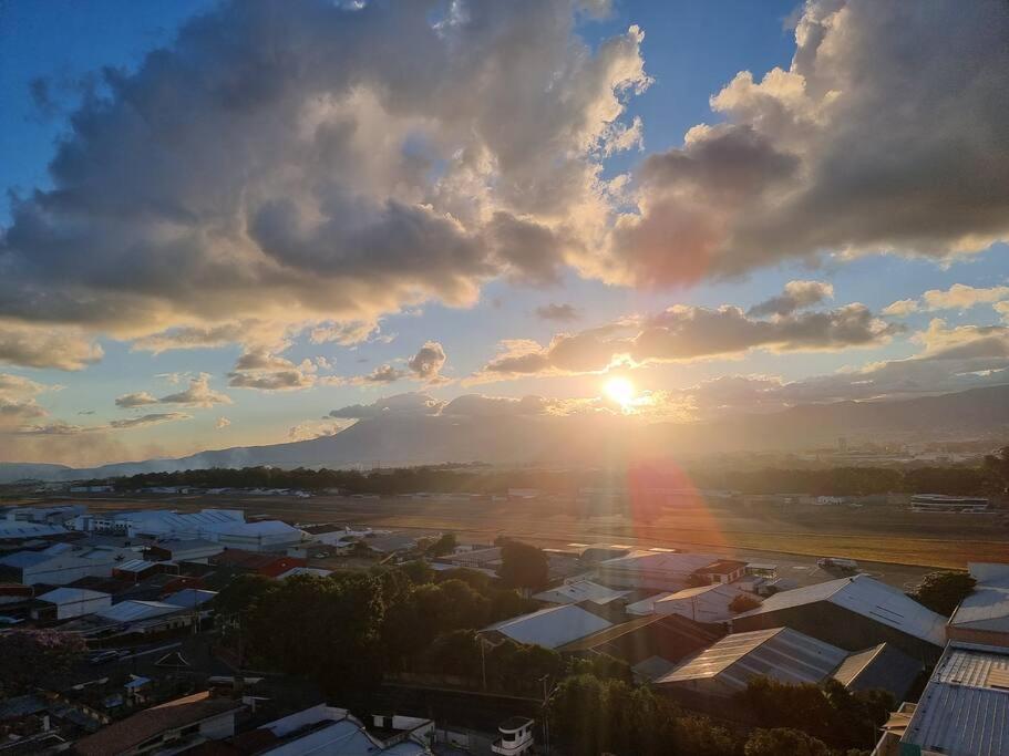 Amazing Volcano Views In Front Of Airport グアテマラシティ エクステリア 写真