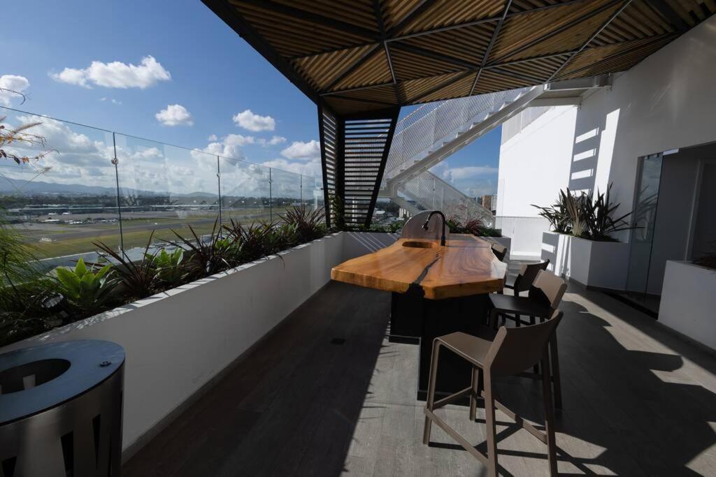 Amazing Volcano Views In Front Of Airport グアテマラシティ エクステリア 写真