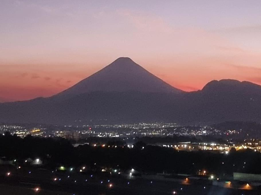 Amazing Volcano Views In Front Of Airport グアテマラシティ エクステリア 写真