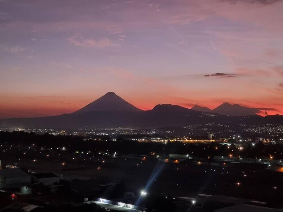 Amazing Volcano Views In Front Of Airport グアテマラシティ エクステリア 写真